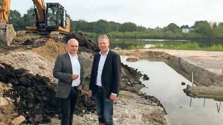 Verbunden. Ins Teltower Hafenbecken fließt seit Freitag Wasser, der Durchstich zum Teltowkanal ist geschafft. Bürgermeister Thomas Schmidt (SPD, l.) und Ulrich Witzig (CDU), Vorsitzender des Hafenausschusses, glauben daran, dass das Millionenprojekt ein Erfolg wird.