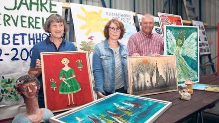 Künstlerisch begabt. Sabine Gottschalk (l.), Brigitte Wilhelm (Mitte) und Herrmann Bobka (r.) bauen die Ausstellung auf. Einige der Gemälde stammen von Wilhelm und Gottschalk selbst.