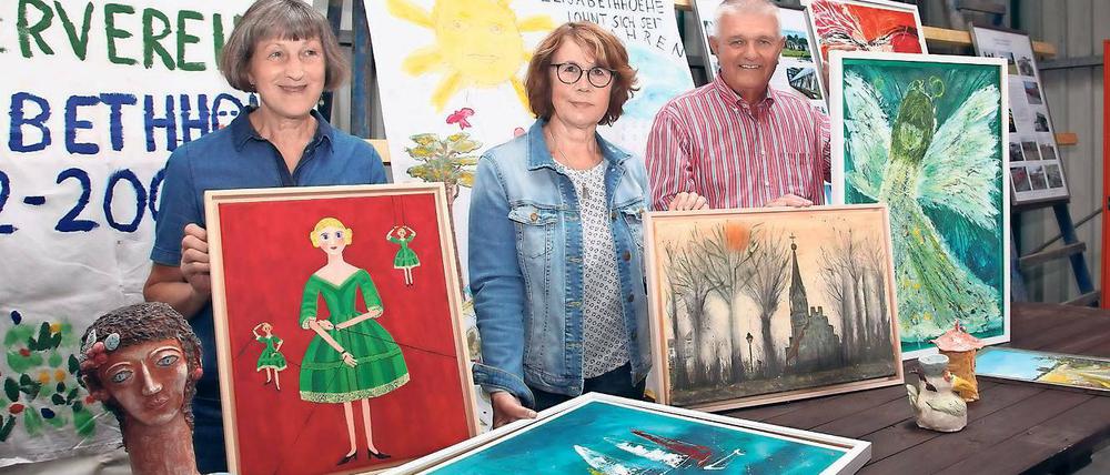 Künstlerisch begabt. Sabine Gottschalk (l.), Brigitte Wilhelm (Mitte) und Herrmann Bobka (r.) bauen die Ausstellung auf. Einige der Gemälde stammen von Wilhelm und Gottschalk selbst.