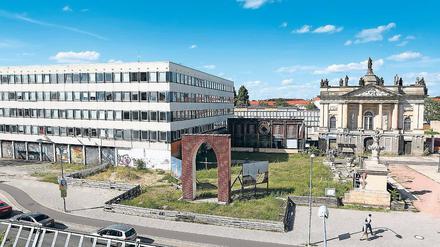 Sehr enge Nachbarn. Weil der Garnisonkirchturm direkt neben dem Rechenzentrum gebaut wird, verteuert sich das Projekt erheblich. Die Stadt will zahlen, die Garnisonkirchen-Stiftung bietet den Künstlern eine Bleibe an.