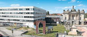 Sehr enge Nachbarn. Weil der Garnisonkirchturm direkt neben dem Rechenzentrum gebaut wird, verteuert sich das Projekt erheblich. Die Stadt will zahlen, die Garnisonkirchen-Stiftung bietet den Künstlern eine Bleibe an.