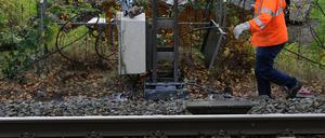 Ein Servicetechniker der Deutschen Bahn ist am 08.11.2014 nach einem Brand in einem Kabelschacht entlang einer Bahnlinie in Bremen mit der Reparatur einiger verschmorter Leitungen beschäftigt. Unbekannte hatten hier die Abdeckung (verdeckt durch die Schottersteine) entfernt und in dem Kabelschacht Feuer gelegt. Dadurch kam es zu einer Unterbrechung des Zugverkehrs.