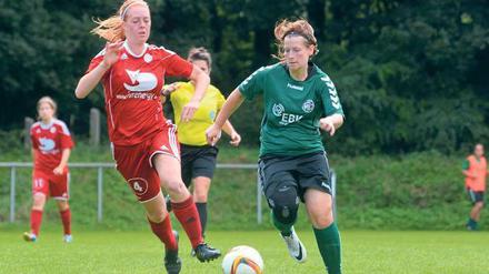 Pokalerfolg. Mit 2:0 setzte sich der FSV um Nicole Menzel (r.) durch.