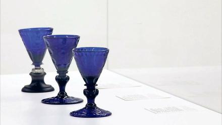 Die fürnehmste Hauptfarbe. Die neue Sonderausstellung im Potsdam Museum entführt in die sonst oft in Privatsammlungen versteckte Welt der Glaskunst. Unter anderem klärt sie darüber auf, dass Johann Kunckel, der berühmte Neuerfinder des Goldrubinglases, das blaue dem roten Glas eigentlich vorzog.