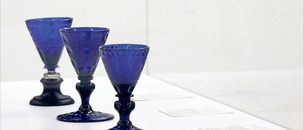 Die fürnehmste Hauptfarbe. Die neue Sonderausstellung im Potsdam Museum entführt in die sonst oft in Privatsammlungen versteckte Welt der Glaskunst. Unter anderem klärt sie darüber auf, dass Johann Kunckel, der berühmte Neuerfinder des Goldrubinglases, das blaue dem roten Glas eigentlich vorzog.