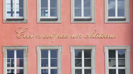 Das Schloss, das keines ist. Die Potsdamer Künstlerin Annette Paul versah den Potsdamer Landtag mit dem Ausspruch „Ceci n’est pas un château“. Er ist angelehnt an das Bild „Ceci n’est pas une pipe“ (Dies ist keine Pfeife) des Surrealisten René Magritte, das besagt, dass das Abbild einer Pfeife keine wirkliche Pfeife ist.