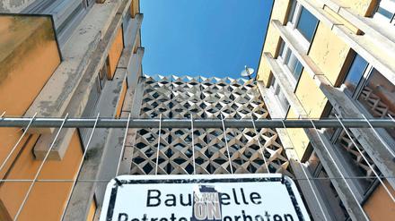 Markant. Die viereckigen Waben an den Verbindungsstücken der Fachhochschule werden ab der kommenden Woche demontiert. Solche Fassadenelemente sind typisch für DDR-Bauten. Wer eines der Teile für zu Hause oder das Büro haben möchte, kann sich bei der Pro Potsdam melden.