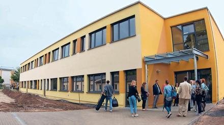 Nur sechs Monate Bauzeit. Im April wurde das Fundament für den Erweiterungsbau der Carl-von-Ossietzky-Schule in Werder (Havel) gelegt, zum Schulstart nach den Sommerferien ist das Gebäude fertig geworden. Die Module für den Rohbau wurden innerhalb einer Woche montiert, danach erfolgte der Innenausbau.