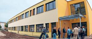 Nur sechs Monate Bauzeit. Im April wurde das Fundament für den Erweiterungsbau der Carl-von-Ossietzky-Schule in Werder (Havel) gelegt, zum Schulstart nach den Sommerferien ist das Gebäude fertig geworden. Die Module für den Rohbau wurden innerhalb einer Woche montiert, danach erfolgte der Innenausbau.