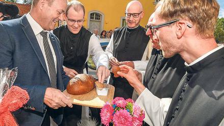 Brotzeit. Bürgermeister D. Baesler (FDP, l.) begrüßt die Mönche.