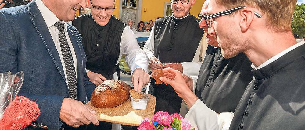 Brotzeit. Bürgermeister D. Baesler (FDP, l.) begrüßt die Mönche.
