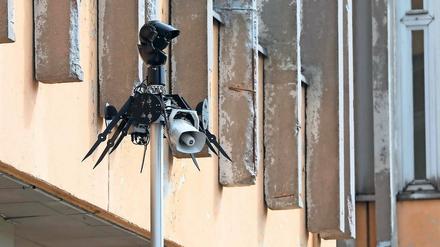 Martialischer Anblick. Die mobile Kamera mit dem niedlich klingenden Namen „Evo“ überwacht Bewegungen im Außenbereich der FH nachts und am Wochenende, so der Sanierungsträger, der sie installieren ließ. 5000 Euro haben zwei Exemplare gekostet. Sie sind laut Sanierungsträger nicht dazu da, aufzuzeichnen.