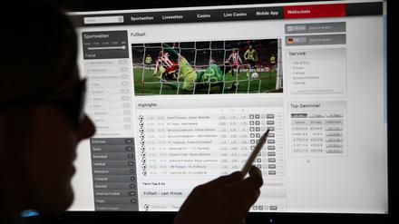 Teufelskreis. Fünf von zehn Spielsüchtigen daddeln am Automaten. Vor einigen Jahren waren es noch acht von zehn, doch die Sucht verlagert sich ins Internet. Verhalten und Auswirkungen bleiben jedoch gleich.