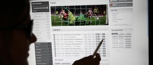 Teufelskreis. Fünf von zehn Spielsüchtigen daddeln am Automaten. Vor einigen Jahren waren es noch acht von zehn, doch die Sucht verlagert sich ins Internet. Verhalten und Auswirkungen bleiben jedoch gleich.