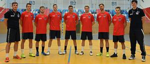 Viel Neues. Daniel Deutsch (r.) ist seit dieser Saison Cheftrainer des VfL Potsdam, sein Assistent Alexander Schmidt (l.) wird ihm dabei auch auf dem Feld helfen. Zugänge beim VfL sind: Moritz Ende, Florian Fink, Angelo Grunz, Robin Huntz, Fabian Pellegrini, Paul Weyhrauch, Joe Boede (v.l.).