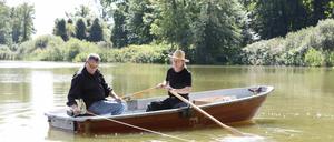 Rainer Gottemeier (l.) vermisst gemeinsam mit Harry Sinske den Petzower Haussee.