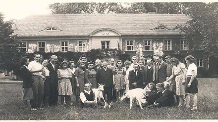 Gruppenbild. Naziverfolgte vor dem Heim im Schloss Sacrow.