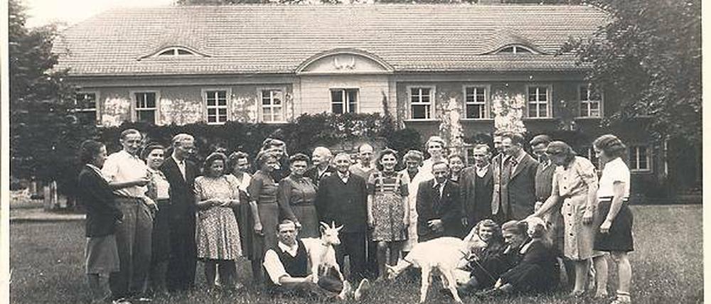 Gruppenbild. Naziverfolgte vor dem Heim im Schloss Sacrow.