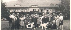 Gruppenbild. Naziverfolgte vor dem Heim im Schloss Sacrow.