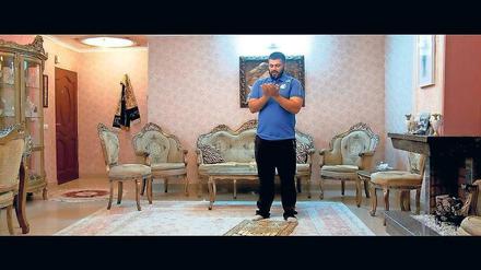 Beten um Erlösung. Ein Fanleader aus Teheran im Film „Theran Derby“.