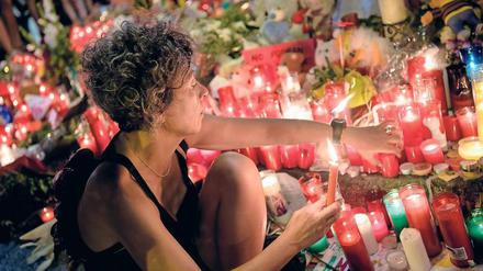 Menschen brauchen Rituale, über die wiederum die Medien berichten – wie von der Trauer der Menschen nach den Anschlägen von Barcelona.