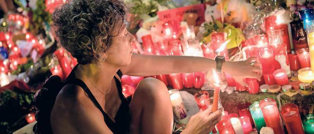 Menschen brauchen Rituale, über die wiederum die Medien berichten – wie von der Trauer der Menschen nach den Anschlägen von Barcelona.
