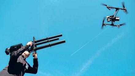 Störsender und Abfangadler. Gegen die Terrorgefahr aus der Luft ist bereits unterschiedliche Technik – wie etwa Störsender – im Einsatz. In Frankreich und den Niederlanden werden jedoch Adler dazu ausgebildet, um Drohnen in den Luft abzufangen.