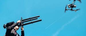 Störsender und Abfangadler. Gegen die Terrorgefahr aus der Luft ist bereits unterschiedliche Technik – wie etwa Störsender – im Einsatz. In Frankreich und den Niederlanden werden jedoch Adler dazu ausgebildet, um Drohnen in den Luft abzufangen.