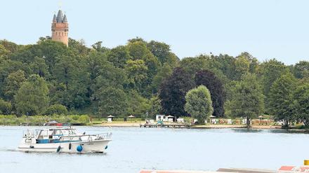 Bäderstreit. Das Strandbad Babelsberg soll an den derzeitigen Standort des Seesportclubs ziehen. Doch beim Badbetreiber gibt es noch keine konkreten Umzugspläne, und einen Ersatzstandort für die Sportler gibt es auch noch nicht. Nun müssen sie vielleicht sogar Fördergelder zurückzahlen.