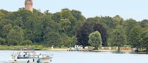 Bäderstreit. Das Strandbad Babelsberg soll an den derzeitigen Standort des Seesportclubs ziehen. Doch beim Badbetreiber gibt es noch keine konkreten Umzugspläne, und einen Ersatzstandort für die Sportler gibt es auch noch nicht. Nun müssen sie vielleicht sogar Fördergelder zurückzahlen.