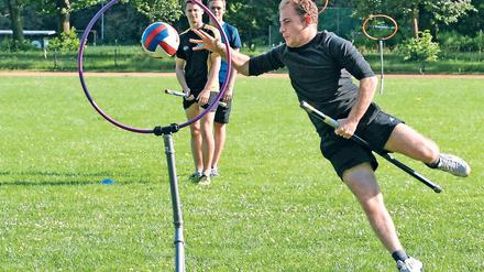 Voller Körpereinsatz. Das reale Quidditch nennt sich auch Muggel-Quidditch und ist eine Mischung aus Völkerball, Handball und Rugby. Viel Ausdauer und schnelle Reaktionen sind gefordert, wenn es heißt: „Brooms up!“ („Besen hoch!“) und das Spiel los geht. Geflogen wird natürlich nicht, die Besen sind etwa ein Meter lange Plastikstäbe – über die so mancher Spieler auch mal stolpert.