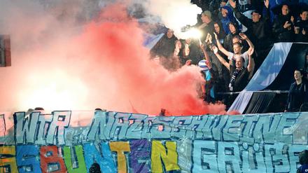 Wider die Bewährung. Obwohl dem SVB ein Geisterspiel droht, wenn bis Ende des Jahres Pyrotechnik gezündet wird, brannten vergangenen Freitag in der Nordkurve Bengalos. Aus Protest, sagen einige Fans – zum Schaden des Vereins hingegen viele andere.