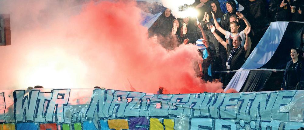 Wider die Bewährung. Obwohl dem SVB ein Geisterspiel droht, wenn bis Ende des Jahres Pyrotechnik gezündet wird, brannten vergangenen Freitag in der Nordkurve Bengalos. Aus Protest, sagen einige Fans – zum Schaden des Vereins hingegen viele andere.