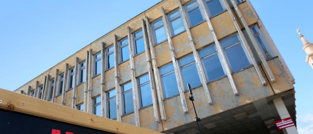 Gegen den Abriss der Fachhochschule in Potsdam haben Aktivisten wiederholt protestiert.