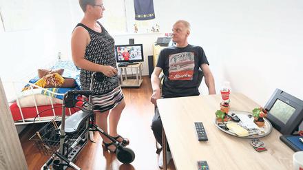 Gemeinsam Lösungen suchen. Ulrike Otto hilft Obdachlosen wie Jens Rebouillon, wieder eine eigene Wohnung zu finden. Am wichtigsten sei der Wille, etwas zu ändern, sagt sie.