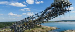 Blick auf die gigantische Abraumförderbrücke F60 am 18.07.2017 bei Lichterfeld im Landkreis Elbe-Elster (Brandenburg, Luftaufnahme mit einer Drohne).