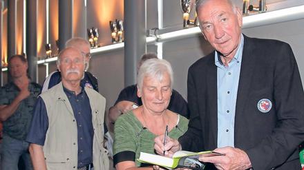 Ein neues Kapitel? Vor Kurzem stellte Bernd Schröder sein Buch über seine Zeit im Frauenfußball vor. Nun könnten noch Anekdoten aus einem Engagement für China hinzukommen.