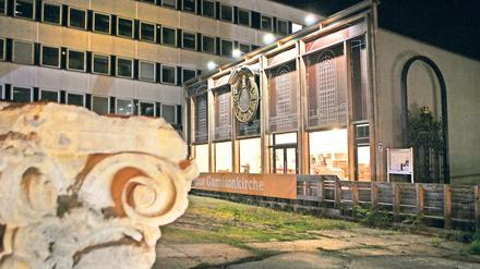 In der Nagelkreuzkapelle finden zahlreiche Veranstaltungen statt, ausgestellt sind Originalteile der 1968 gesprengten Kirche.