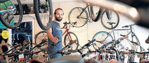 Familienbetrieb. Nick Eickhoff führt den Laden seiner Großmutter gemeinsam mit seiner Mutter weiter. Nach einer Ausbildung zum Werkzeugmacher stieg er ins Geschäft ein.