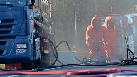 Gefährliche Ladung. Feuerwehrleute in Schutzanzügen arbeiteten am Dienstag auf der Zufahrt zur Raststätte Walsleben an einem leckgeschlagenen Lkw, der mit 11 000 Litern Salpetersäure beladen war. Die Flüssigkeit musste abgepumpt werden. Da der Vorgang gefährlich ist, wurde die Autobahn 24 in beiden Richtungen gesperrt.