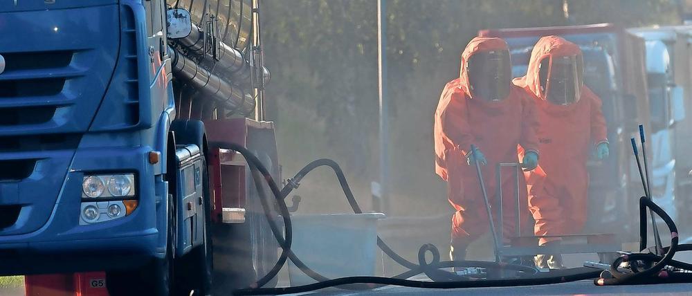 Gefährliche Ladung. Feuerwehrleute in Schutzanzügen arbeiteten am Dienstag auf der Zufahrt zur Raststätte Walsleben an einem leckgeschlagenen Lkw, der mit 11 000 Litern Salpetersäure beladen war. Die Flüssigkeit musste abgepumpt werden. Da der Vorgang gefährlich ist, wurde die Autobahn 24 in beiden Richtungen gesperrt.
