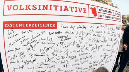 Umstritten. Gegen die geplante Kreisreform hatte eine Volksinitiative bereits mobil gemacht, die vom Landtag abgelehnt wurde. Am 29. August beginnt nun ein Volksbegehren.