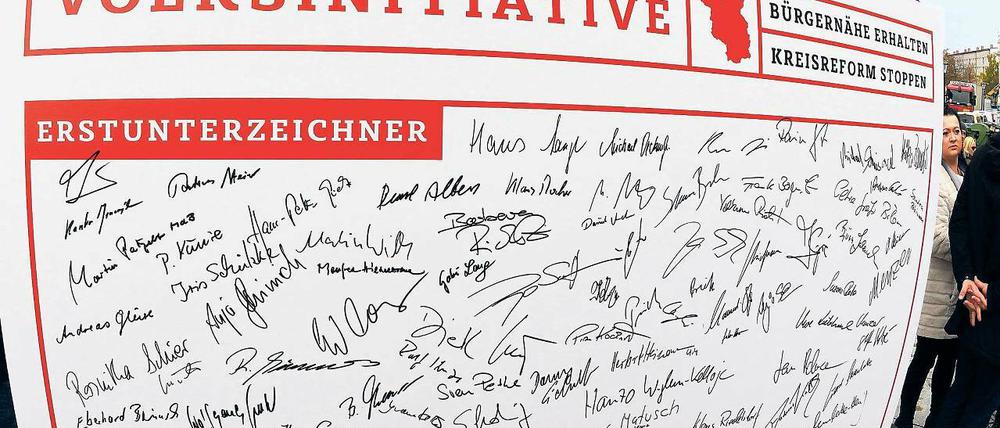 Umstritten. Gegen die geplante Kreisreform hatte eine Volksinitiative bereits mobil gemacht, die vom Landtag abgelehnt wurde. Am 29. August beginnt nun ein Volksbegehren.