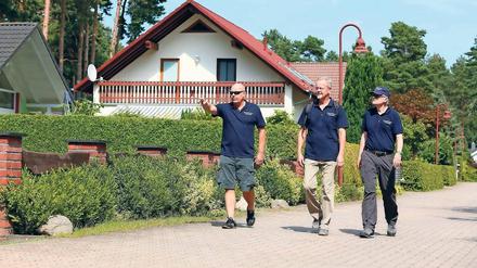 Wachsame Nachbarn. Die Sicherheitspartner haben eigene Shirts angeschafft, damit sie nicht selbst für dubiose Gestalten gehalten werden. Meist laufen sie in Zweierteams zu unterschiedlichen Zeiten durch den Ort und beobachten etwa, ob ein Auto verdächtig langsam durch die Wohngebiete fährt.