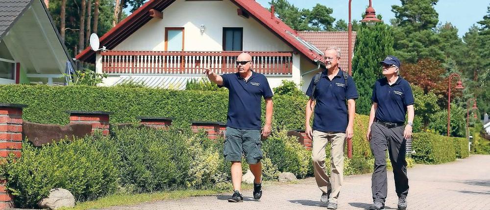 Wachsame Nachbarn. Die Sicherheitspartner haben eigene Shirts angeschafft, damit sie nicht selbst für dubiose Gestalten gehalten werden. Meist laufen sie in Zweierteams zu unterschiedlichen Zeiten durch den Ort und beobachten etwa, ob ein Auto verdächtig langsam durch die Wohngebiete fährt.
