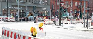 Baustelle. Absperrung als Herausforderung interpretiert.