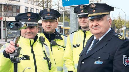 Tempo im Blick. Brandenburger Polizeibeamte kontrollieren Raser – hier mit Polizeipräsident Hans Jürgen Mörke (r.) beim Blitzermarathon.