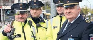 Tempo im Blick. Brandenburger Polizeibeamte kontrollieren Raser – hier mit Polizeipräsident Hans Jürgen Mörke (r.) beim Blitzermarathon.