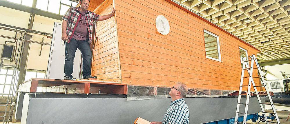 Wasserfreunde. Der Kaufmännische Leiter Marcus Börner (r.) und der Geschäftsführer Kai Jacobi von der Firma Jacko Schiffbau und Yachtservice GmbH an einem Hausboot in einer Werkhalle in Philadelphia (Brandenburg).