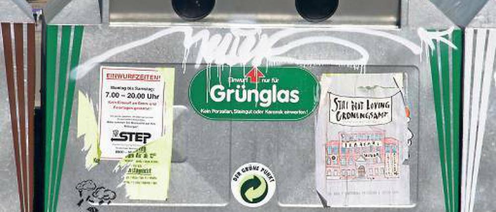 Rein damit. In der Innenstadt wurden neue Altglascontainer aufgestellt.